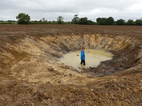 Safle Ghost Pond yn Guestwick yn ystod y gwaith cloddio