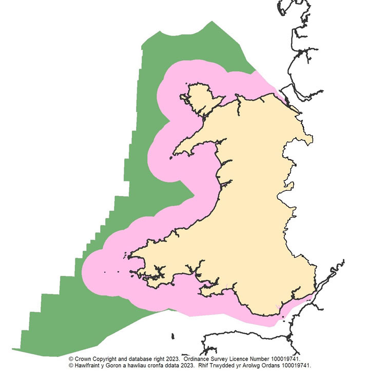 Map o ddyfroedd Cymru 12nm yn binc ac allan at y llinell ganol yn wyrdd